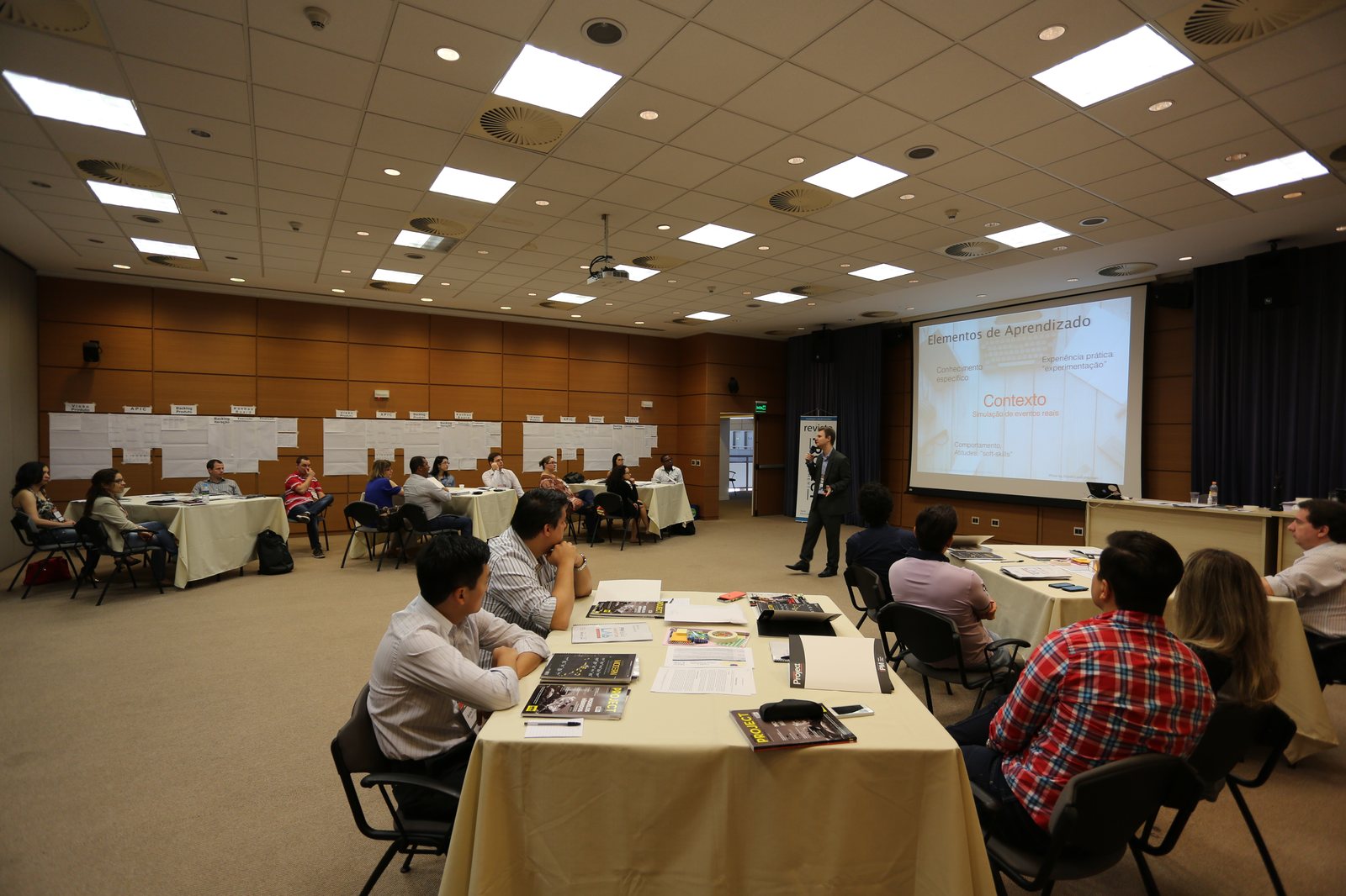 Edivandro Conforto conduzindo workshop de gerenciamento ágil com participantes executivos