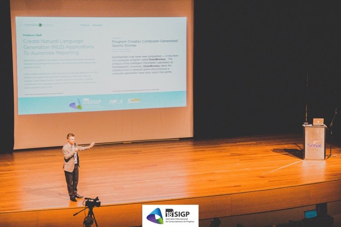 Edivandro Conforto em palestra no palco